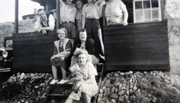 VED STRANDEN 12 - LYSTRUP STRAND, familien Kristensen ved terrassen i 1940erne. VED STRANDEN 12 - LYSTRUP STRAND, familien Kristensen ved terrassen i 1940erne.